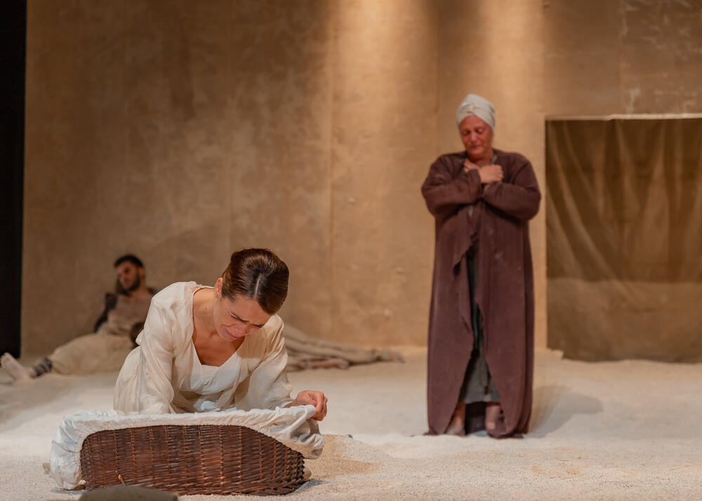 <p>Prvo igranje predstave "Hasanaginica" van Tivta, a za koju režiju, adaptaciju, izbor muzike i scenski pokret potpisuje jedan od najvećih reditelja regionalne dramske scene Jagoš Marković, po tekstu Ljubomira Simovića, upriličeno je sinoć na Barskom ljetopisu i nagrađeno stojećim ovacijama</p>