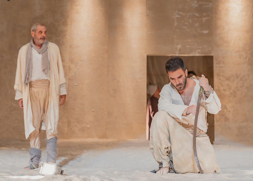 <p>Prvo igranje predstave "Hasanaginica" van Tivta, a za koju režiju, adaptaciju, izbor muzike i scenski pokret potpisuje jedan od najvećih reditelja regionalne dramske scene Jagoš Marković, po tekstu Ljubomira Simovića, upriličeno je sinoć na Barskom ljetopisu i nagrađeno stojećim ovacijama</p>