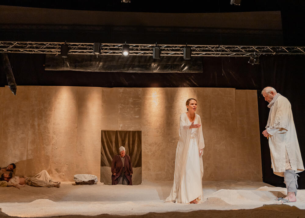 <p>Prvo igranje predstave "Hasanaginica" van Tivta, a za koju režiju, adaptaciju, izbor muzike i scenski pokret potpisuje jedan od najvećih reditelja regionalne dramske scene Jagoš Marković, po tekstu Ljubomira Simovića, upriličeno je sinoć na Barskom ljetopisu i nagrađeno stojećim ovacijama</p>