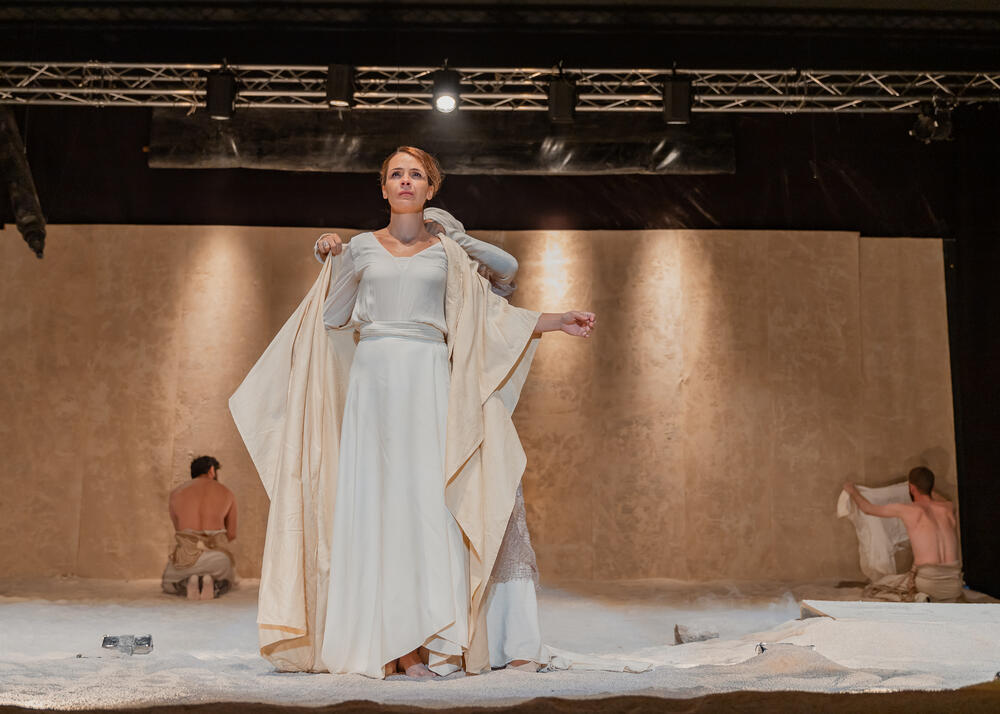 <p>Prvo igranje predstave "Hasanaginica" van Tivta, a za koju režiju, adaptaciju, izbor muzike i scenski pokret potpisuje jedan od najvećih reditelja regionalne dramske scene Jagoš Marković, po tekstu Ljubomira Simovića, upriličeno je sinoć na Barskom ljetopisu i nagrađeno stojećim ovacijama</p>