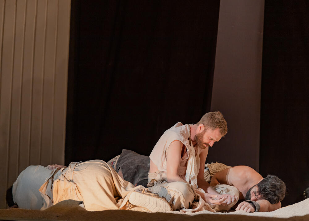 <p>Prvo igranje predstave "Hasanaginica" van Tivta, a za koju režiju, adaptaciju, izbor muzike i scenski pokret potpisuje jedan od najvećih reditelja regionalne dramske scene Jagoš Marković, po tekstu Ljubomira Simovića, upriličeno je sinoć na Barskom ljetopisu i nagrađeno stojećim ovacijama</p>