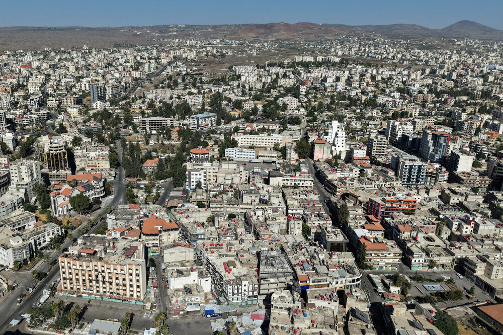 Snimak dronom prikazuje pretežno druzski grad Sveidu, nakon smrtonosnih sukoba između druzskih boraca, sunitskih beduinskih plemena i vladinih snaga u Siriji 25. jula 2025., Foto: Reuters