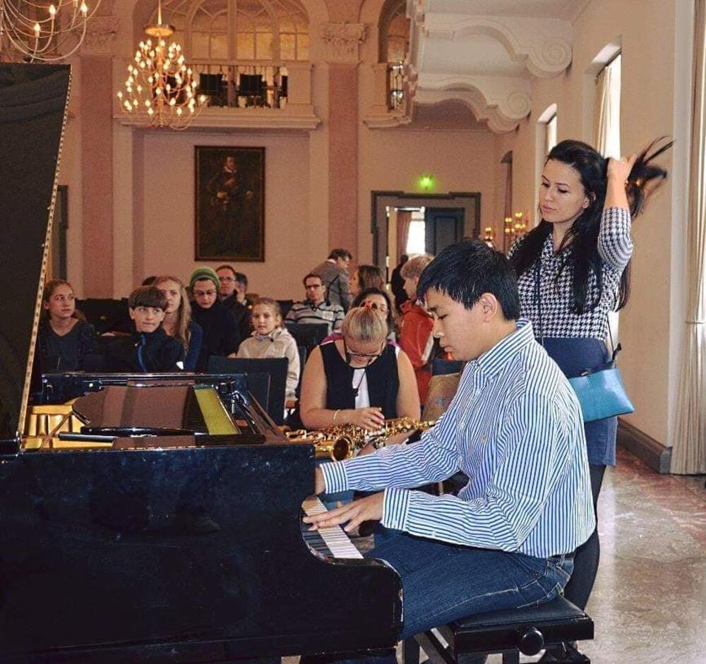 Iliriana kao predavač mladim pijanistima