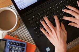 Da li pritisak da budu dopadljive sputava žene na radnom mjestu