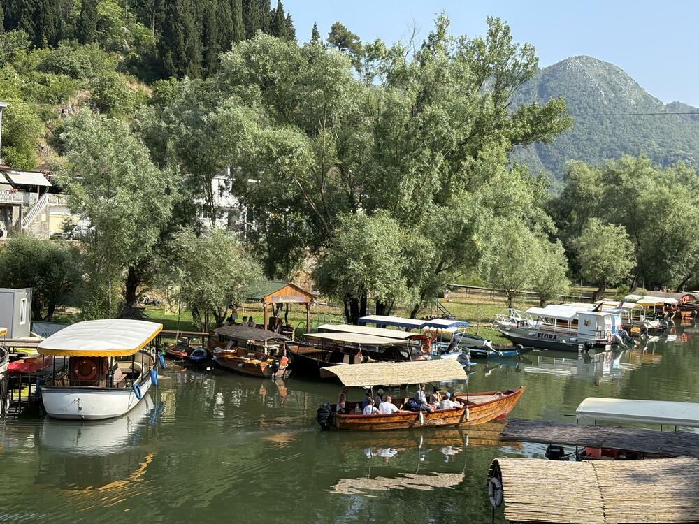 Brojni turisti žele na krstarenje jezerom: Virpazar