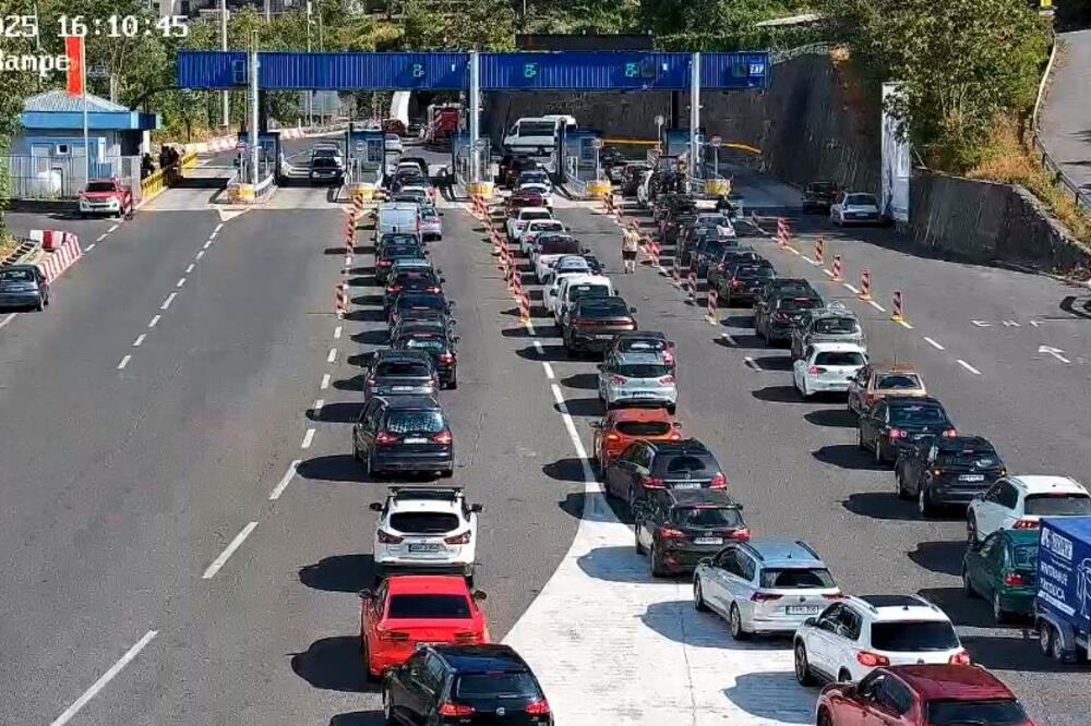 Naplatna rampa tunela Sozina, Foto: Shutterstock