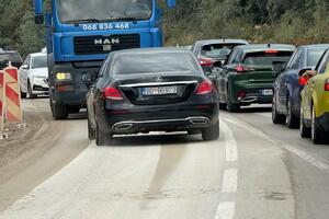 VIDEO Vozilo JP Morsko dobro zamalo izazvalo udes na putu Jaz -...