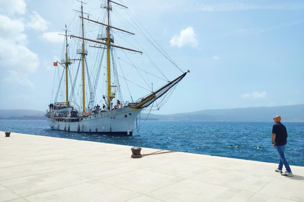 Sad zavarničilo zbog znački: brod “Jadran”, Foto: Siniša Luković