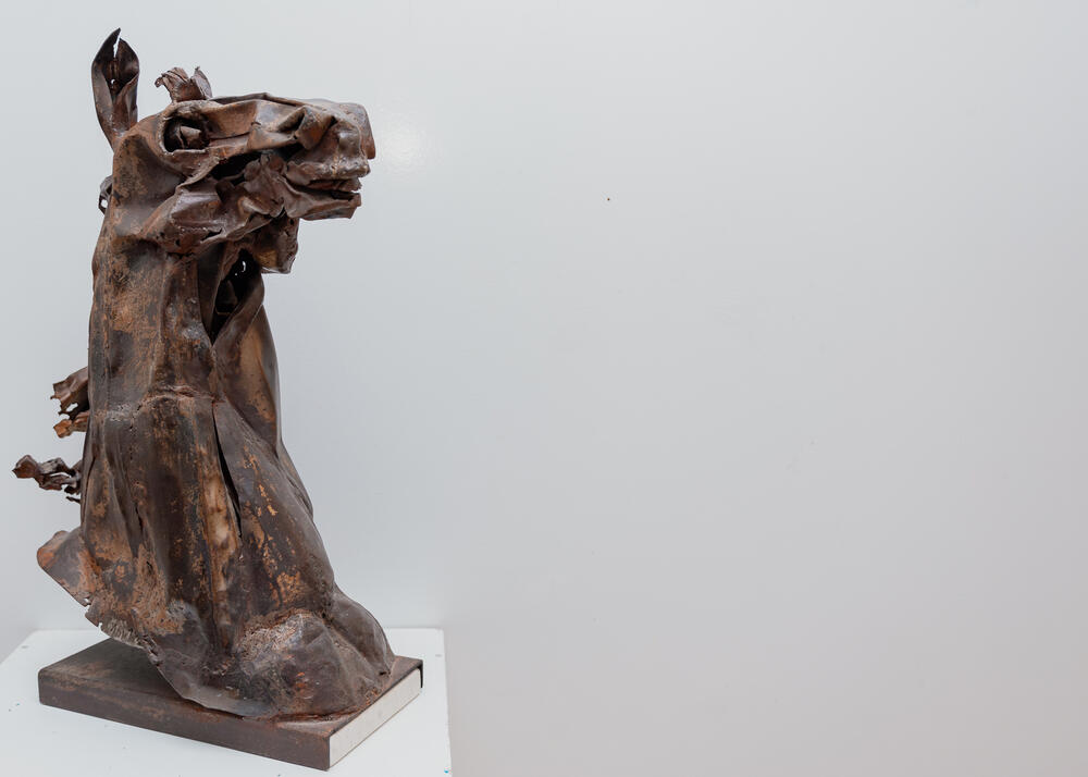 <p>U okviru „Barskog ljetopisa“, izložba skulptura koja otvara vrata autorovog sirovog, snažnog i simboličnog svijeta, u kojem se otpadno pretvara u duhovno, a hladni metal postaje nosilac unutrašnje napetosti, poetike i autorske istine</p>