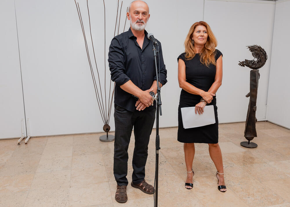 <p>U okviru „Barskog ljetopisa“, izložba skulptura koja otvara vrata autorovog sirovog, snažnog i simboličnog svijeta, u kojem se otpadno pretvara u duhovno, a hladni metal postaje nosilac unutrašnje napetosti, poetike i autorske istine</p>