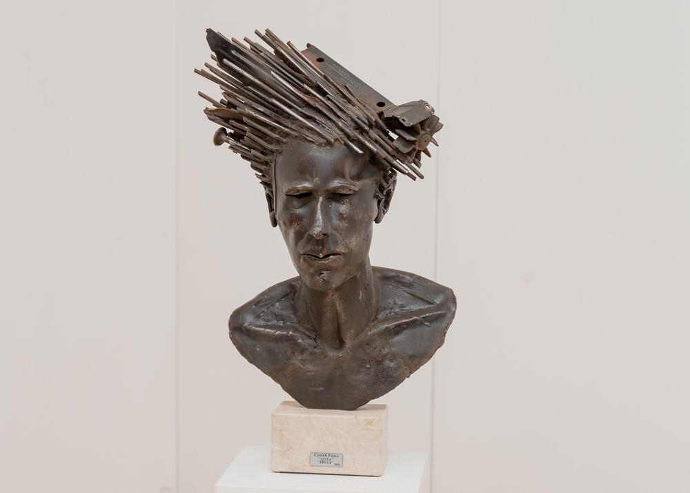 <p>U okviru „Barskog ljetopisa“, izložba skulptura koja otvara vrata autorovog sirovog, snažnog i simboličnog svijeta, u kojem se otpadno pretvara u duhovno, a hladni metal postaje nosilac unutrašnje napetosti, poetike i autorske istine</p>