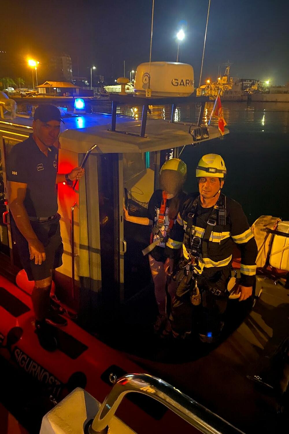 V Sutomoru evakuirali dekle z nedostopne plaže