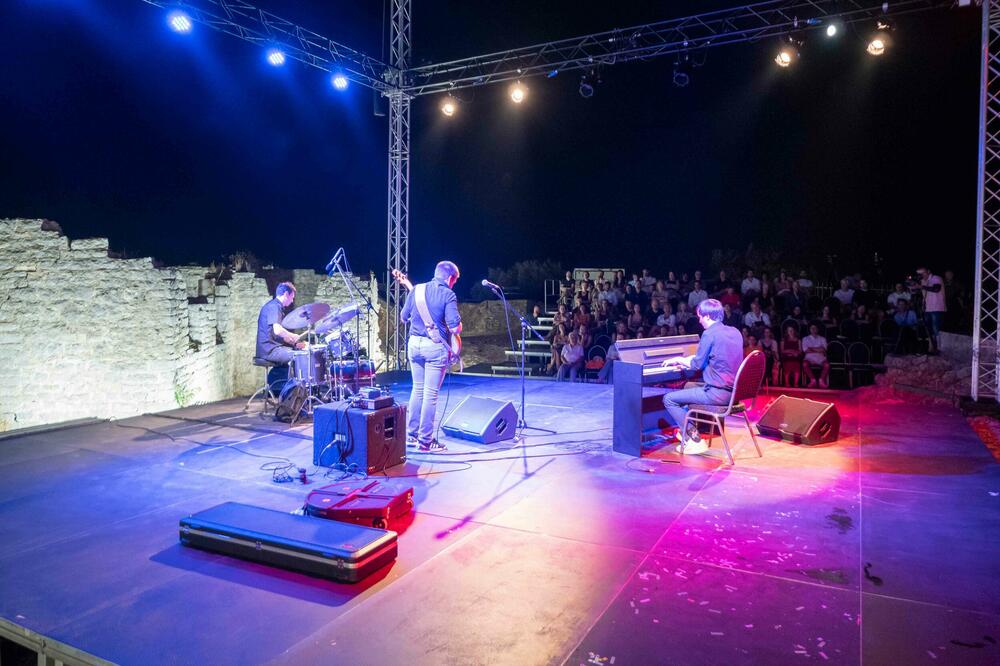 Nastup trija SeptNoir sinoć na tvrđavi Mogren, Foto: Grad teatar