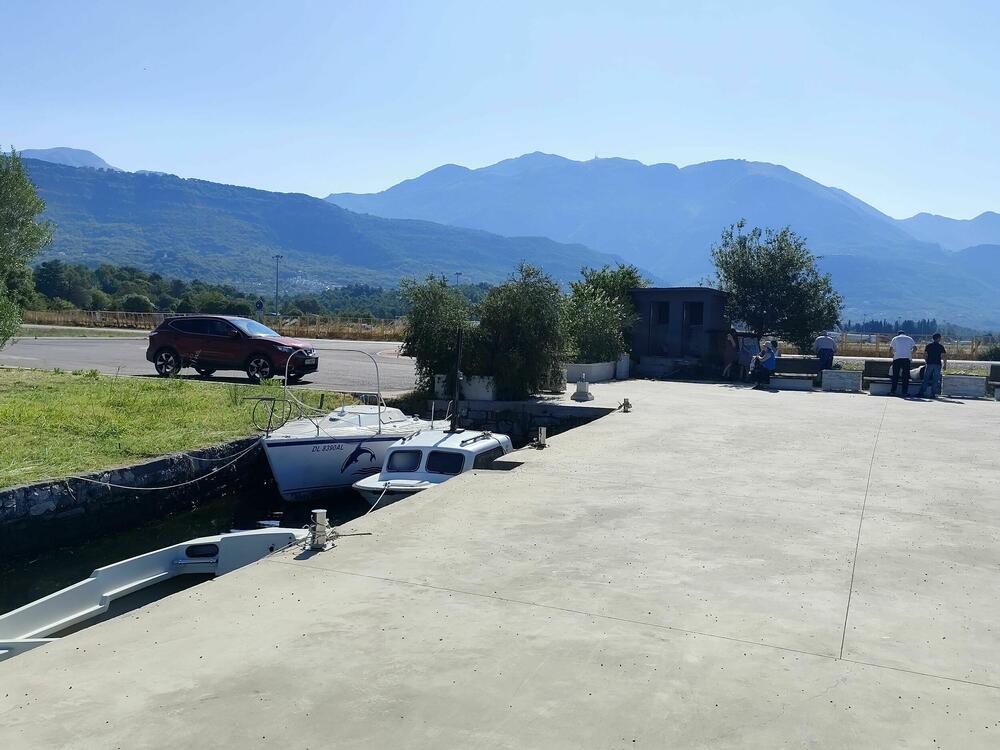 Polomljeni su i svi stubići javne rasvjete duž pristaništa Vodnog terminala