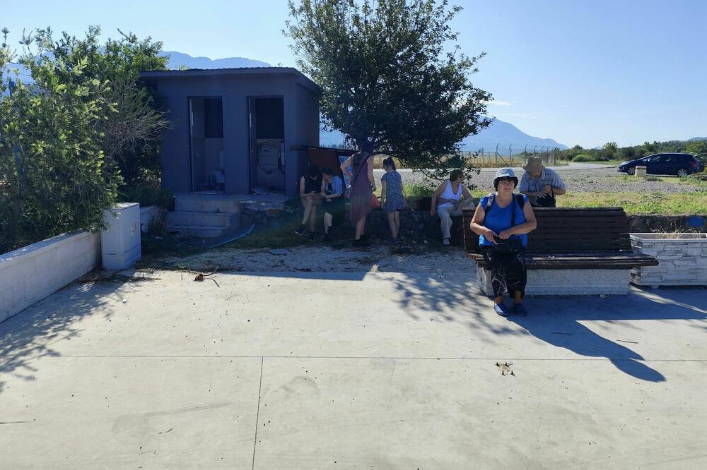 Putnici nez ikakve zaštite od sunca, Foto: Siniša Luković