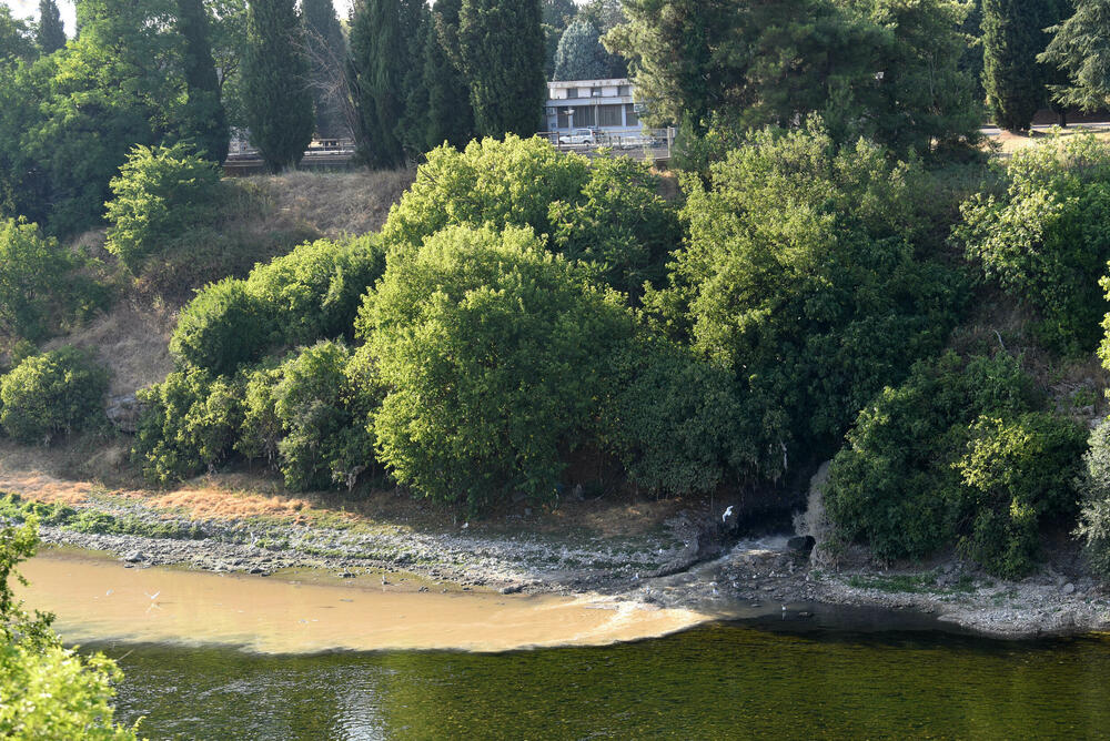 <p>"Prema nalazima stručnjaka, voda ispod uliva ima sivo-žutu boju, izražene neprijatne mirise, prisustvo pjene, skrame, suspendovanih čestica i otpada, dok je hemijska analiza ukazala na prekoračenja graničnih vrijednosti za ključne parametre kao što su biološka potrošnja kiseonika, ukupni organski ugljenik, azotni i fosforni spojevi"</p>