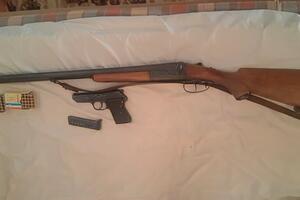 Tuzi: Uhapšena jedna osoba pretresom pronađeni pištolj, puška i...