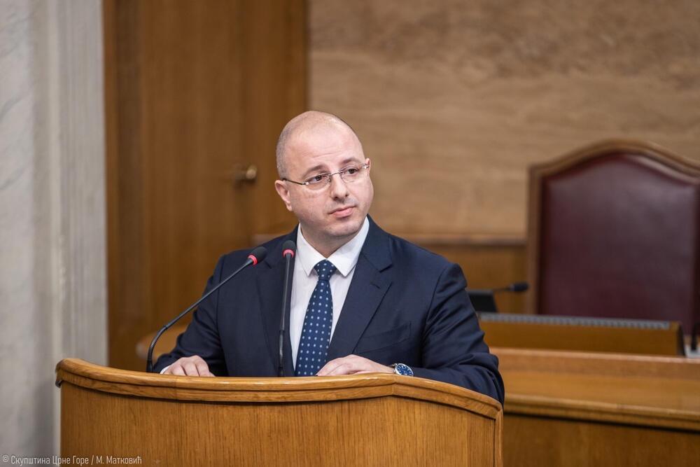 Milović: Dok se baca prašina u oči građanima, u pozadini se...