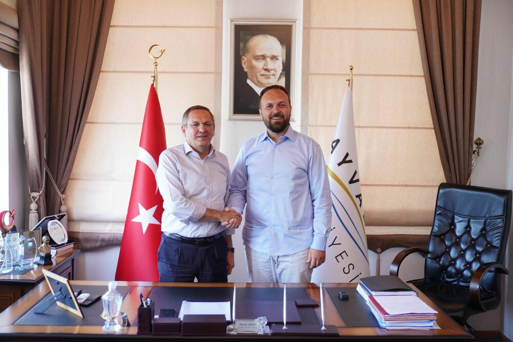 <p>"Crna Gora i Turska imaju odlične odnose kao prijateljske zemlje i saveznice u NATO savezu, a Crna Gora teži i članstvu u Evropskoj uniji. Naše iseljeništvo u Turskoj može biti snažan pokretač ekonomske i kulturne saradnje, te dodatno osnažiti postojeće veze”, kazao predsjednik Bošnjačkog demokratskog pokreta</p>