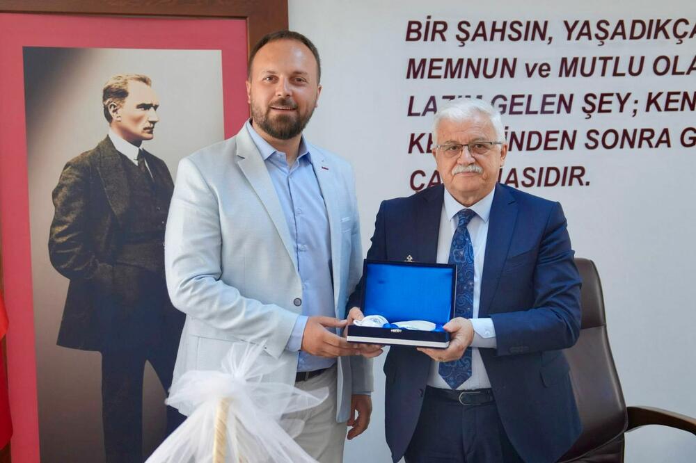 <p>"Crna Gora i Turska imaju odlične odnose kao prijateljske zemlje i saveznice u NATO savezu, a Crna Gora teži i članstvu u Evropskoj uniji. Naše iseljeništvo u Turskoj može biti snažan pokretač ekonomske i kulturne saradnje, te dodatno osnažiti postojeće veze”, kazao predsjednik Bošnjačkog demokratskog pokreta</p>