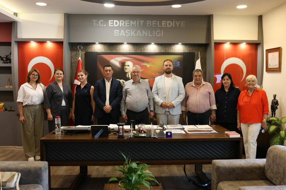 <p>"Crna Gora i Turska imaju odlične odnose kao prijateljske zemlje i saveznice u NATO savezu, a Crna Gora teži i članstvu u Evropskoj uniji. Naše iseljeništvo u Turskoj može biti snažan pokretač ekonomske i kulturne saradnje, te dodatno osnažiti postojeće veze”, kazao predsjednik Bošnjačkog demokratskog pokreta</p>