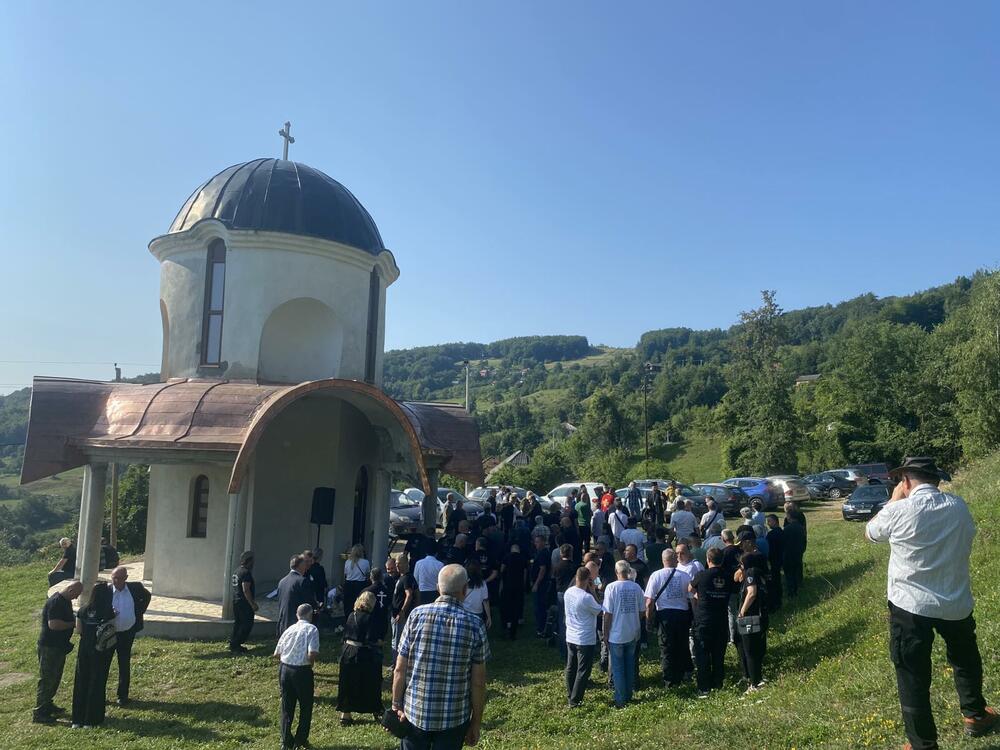<p>"Ne bojimo se mi više ni sile — nismo se ni ranije bojali, a pogotovo ne danas. Sile njihove, koja ni red na ulicama ne može da uvede, a došli da po brdima ruše spomenike najvećih srpskih vitezova. Oni su došli da ispune nečiju naredbu. To rade mladi ljudi, obučeni u skupa odijela, koji su zauzeli visoke političke i državne pozicije i misle da mogu da rade kako oni hoće i misle", rekao je mitropolit SPC</p>