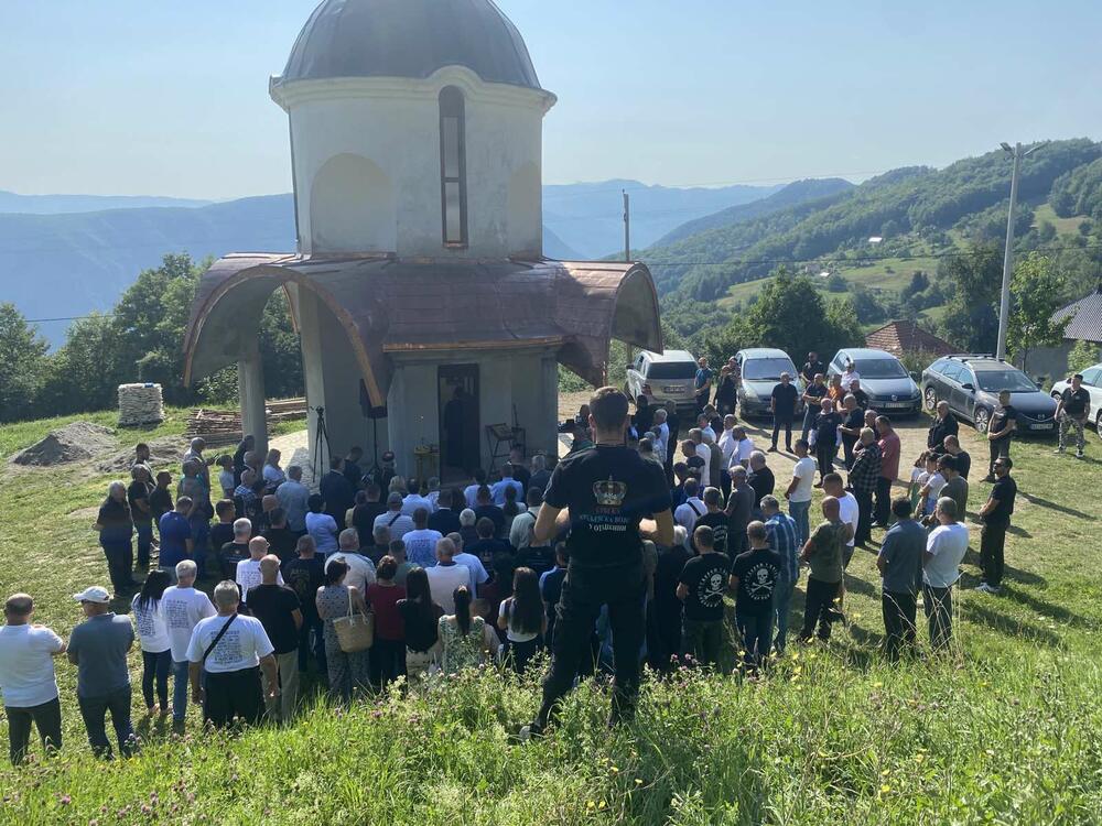 <p>"Ne bojimo se mi više ni sile — nismo se ni ranije bojali, a pogotovo ne danas. Sile njihove, koja ni red na ulicama ne može da uvede, a došli da po brdima ruše spomenike najvećih srpskih vitezova. Oni su došli da ispune nečiju naredbu. To rade mladi ljudi, obučeni u skupa odijela, koji su zauzeli visoke političke i državne pozicije i misle da mogu da rade kako oni hoće i misle", rekao je mitropolit SPC</p>