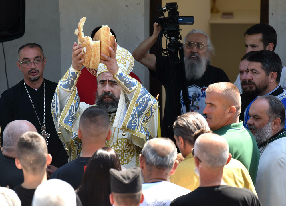 <p>"Ne bojimo se mi više ni sile — nismo se ni ranije bojali, a pogotovo ne danas. Sile njihove, koja ni red na ulicama ne može da uvede, a došli da po brdima ruše spomenike najvećih srpskih vitezova. Oni su došli da ispune nečiju naredbu. To rade mladi ljudi, obučeni u skupa odijela, koji su zauzeli visoke političke i državne pozicije i misle da mogu da rade kako oni hoće i misle", rekao je mitropolit SPC</p>