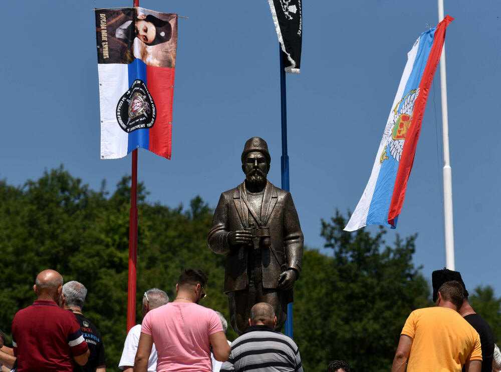 Detalj s postavljanja spomenika ratnom zločincu