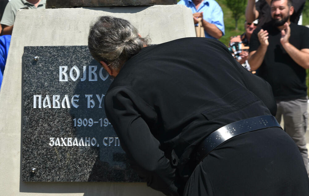 Metodije i spomenik Đurišiću