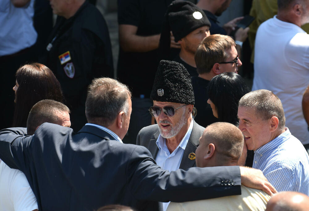 <p>"Ne bojimo se mi više ni sile — nismo se ni ranije bojali, a pogotovo ne danas. Sile njihove, koja ni red na ulicama ne može da uvede, a došli da po brdima ruše spomenike najvećih srpskih vitezova. Oni su došli da ispune nečiju naredbu. To rade mladi ljudi, obučeni u skupa odijela, koji su zauzeli visoke političke i državne pozicije i misle da mogu da rade kako oni hoće i misle", rekao je mitropolit SPC</p>