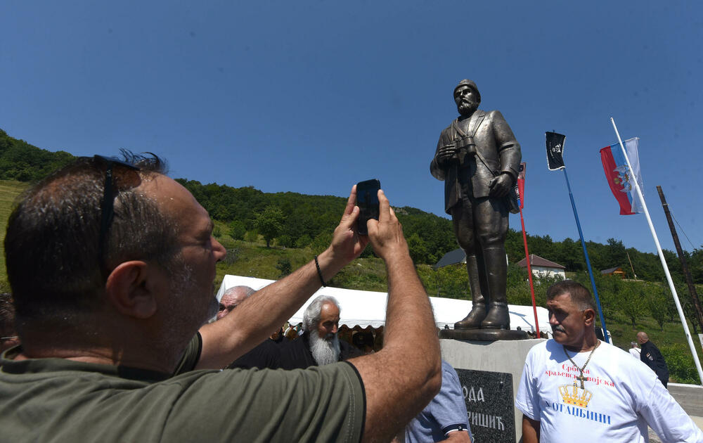 <p>"Mi četnici nikad nismo rušili. Nećemo ni danas, ni sjutra", kazao je Miodrag Gigo Božović</p>