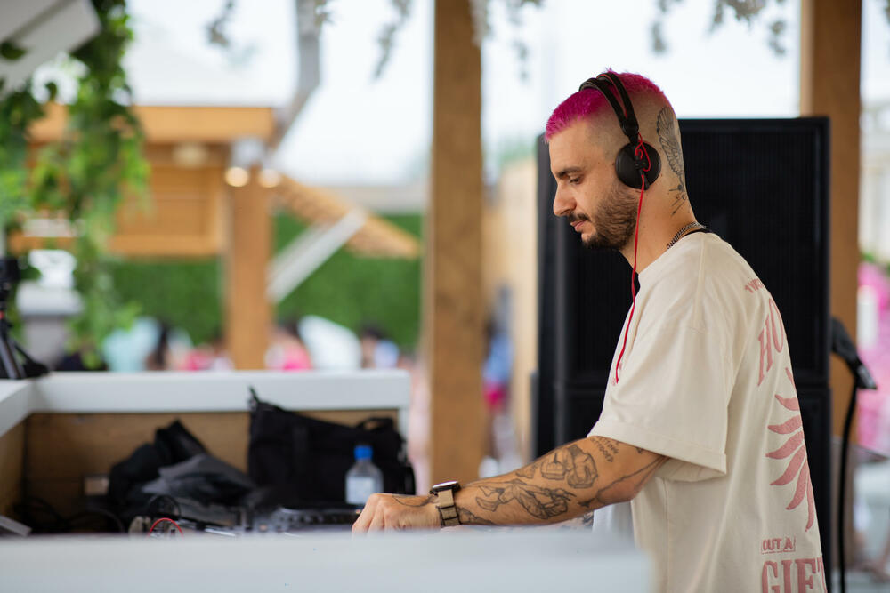 <p><em>Šestog septembra Budva će zablistati u nijansama roze. Na jednoj od najatraktivnijih plaža Jadrana, Laguna Beach & Restaurant u Dukley rizortu, održaće se Rosé Days 2025, glamurozni međunarodni boutique festival koji spaja vino, muziku, gastronomiju, modu i umjetnost u jedinstveno iskustvo.</em></p>