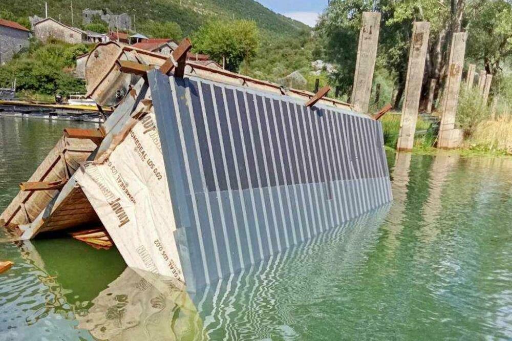 Jedan od nelegalnih objekata se prevrnuo polovinom jula, nadležni tvrde da nema zagađenja, Foto: NPCG