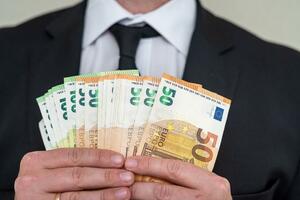 Direktorske plate u EPCG-u i CEDIS-u tajna: Lični dohoci čelnika u...