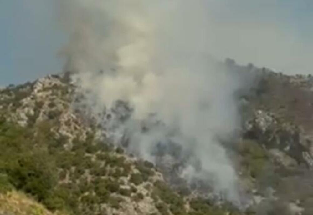 Požar zajel hrib nad Buljarico v Črni gori