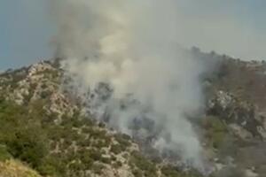 Brdo iznad Buljarice gori, vatra sa zapaljenog automobila se...