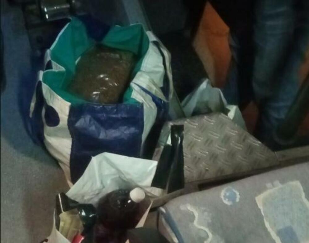 V Črni gori v avtobusu zasegli tobak in cigarete brez trošarinskih znamk, zasegli tudi orožje in strelivo