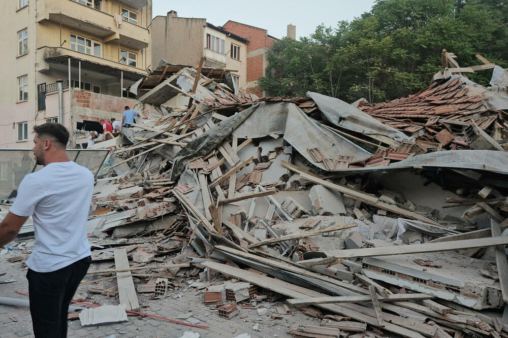 Ljudi tragaju za preživjelima u srušenoj zgradi nakon zemljotresa koji je pogodio Sindirgi, Foto: Reuters