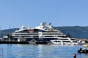 Ultraluksuzni mali kruzer posjetio Tivat