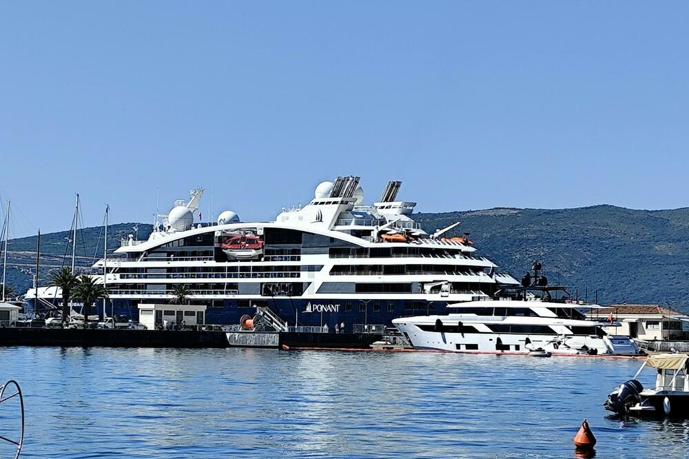 Kruzer na vezu u Porto Montenegru, Foto: Siniša Luković