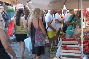 Nedelja na Risanskoj pijaci: More mami na kupanje, centar grada...