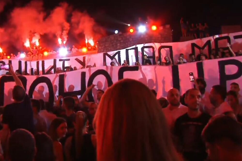 Detalj sa humanitarnog koncerta u Herceg Novom, Foto: Printscreen YouTube/Ostrog TV Studio