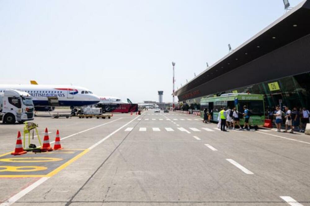 Različiti avioni parkirani na Međunarodnom aerodromu u Tirani