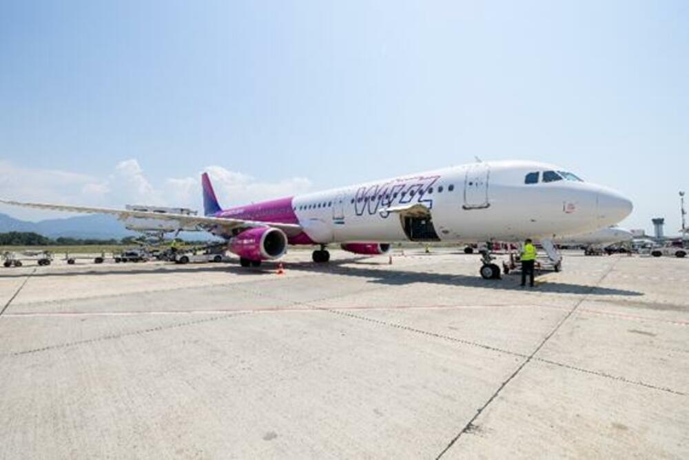 Avion kompanije Wizz Air  parkiran na međunarodnom aerodromu u Tirani