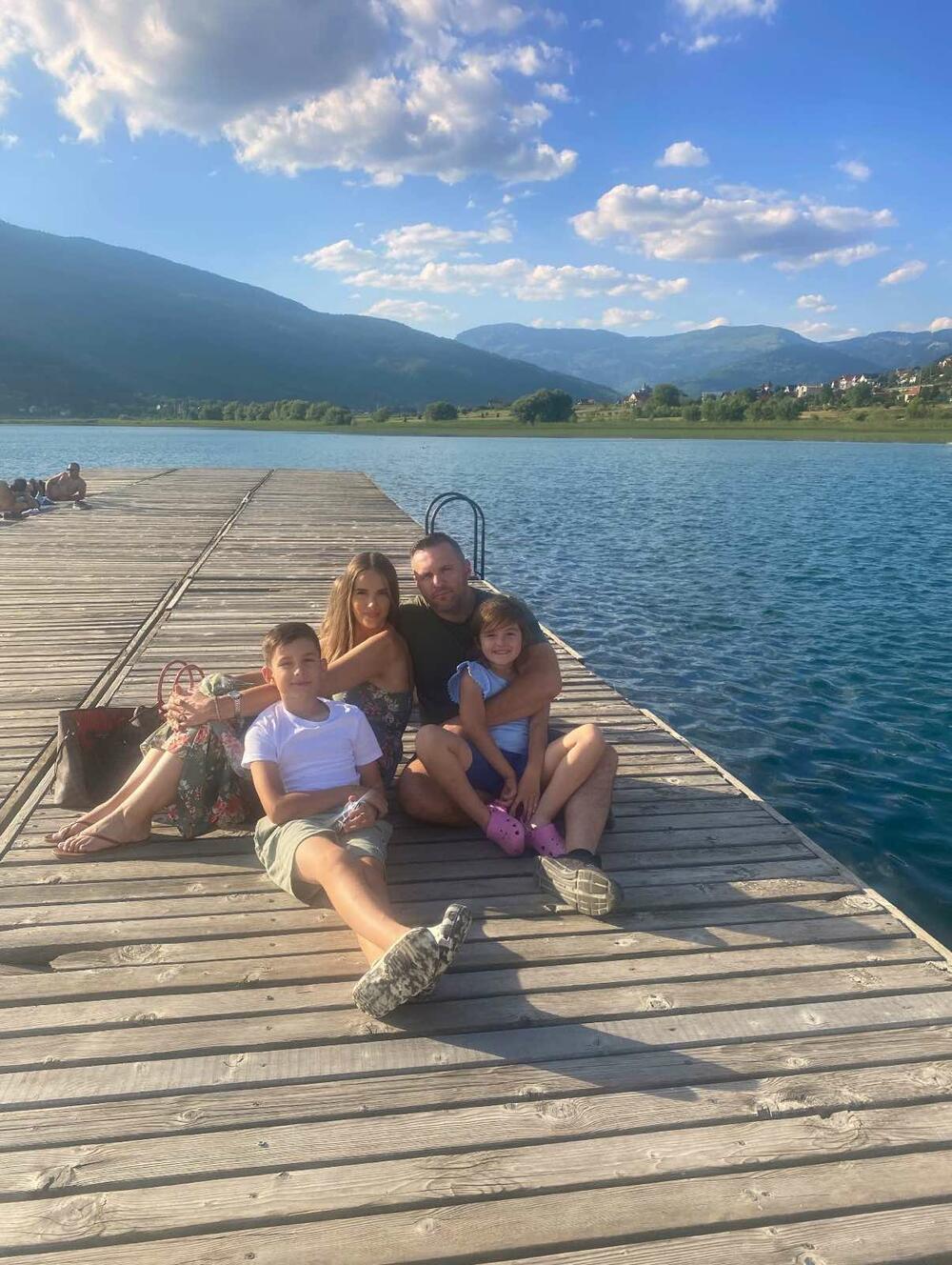 Sa suprugom i djecom na Plavskom jezeru