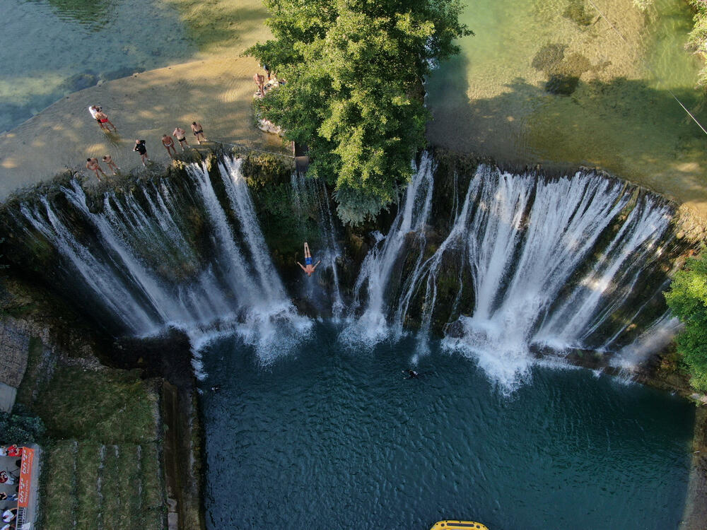 <p>Neustrašivi skakači u vodu sa 20 metara visine i ljepota Plivskog vodopada na jednom mjestu</p>