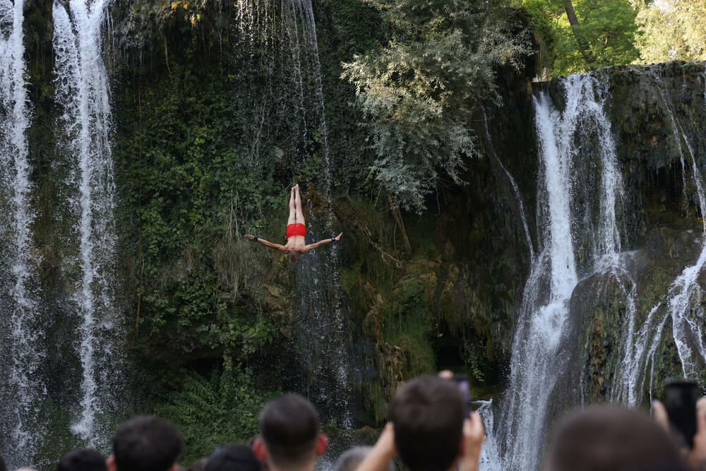 <p>Neustrašivi skakači u vodu sa 20 metara visine i ljepota Plivskog vodopada na jednom mjestu</p>