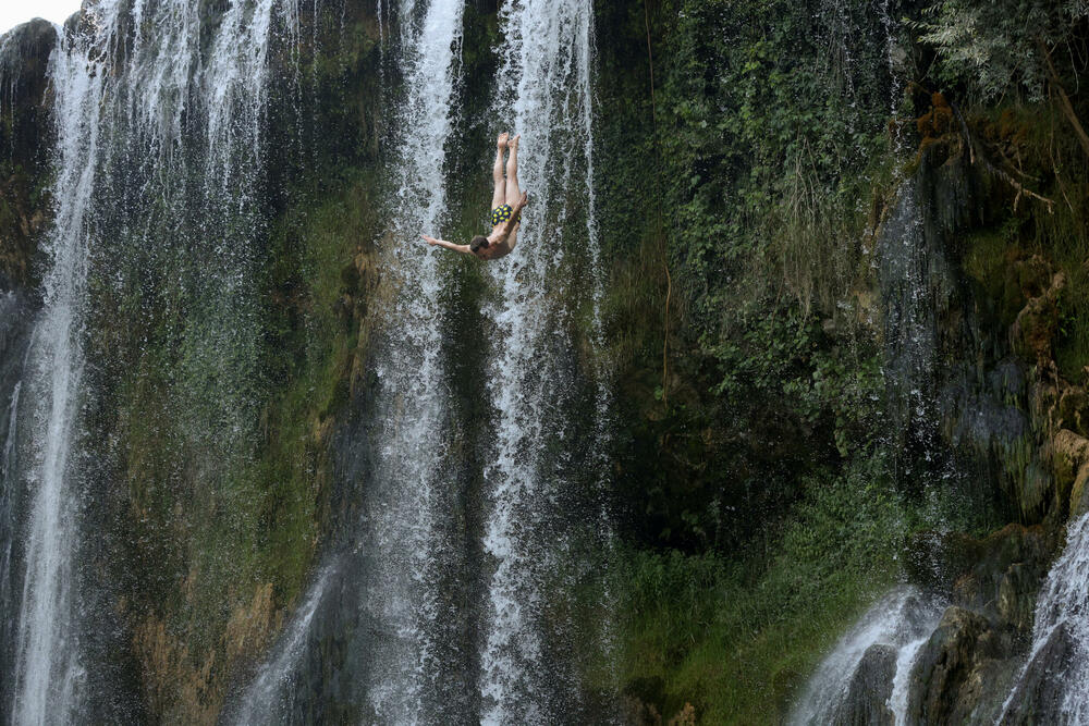 <p>Neustrašivi skakači u vodu sa 20 metara visine i ljepota Plivskog vodopada na jednom mjestu</p>