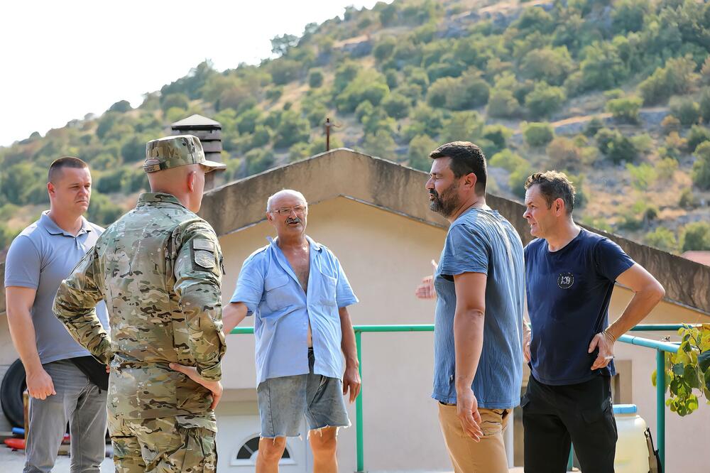 <p>Vojska pruža podršku sa kopna i iz vazduha, angažujući helikopterske kapacitete, specijalizovana vozila, kao i desetine obučenih pripadnika i pripadnica opremljenih za gašenje požara na nepristupačnom terenu</p>